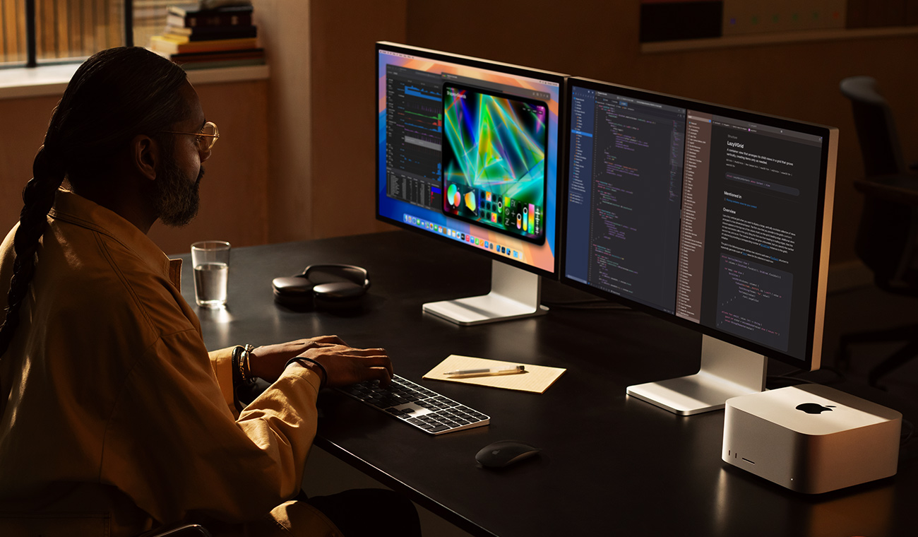 Професионалист, работещ с Mac Studio и два Studio Display монитора