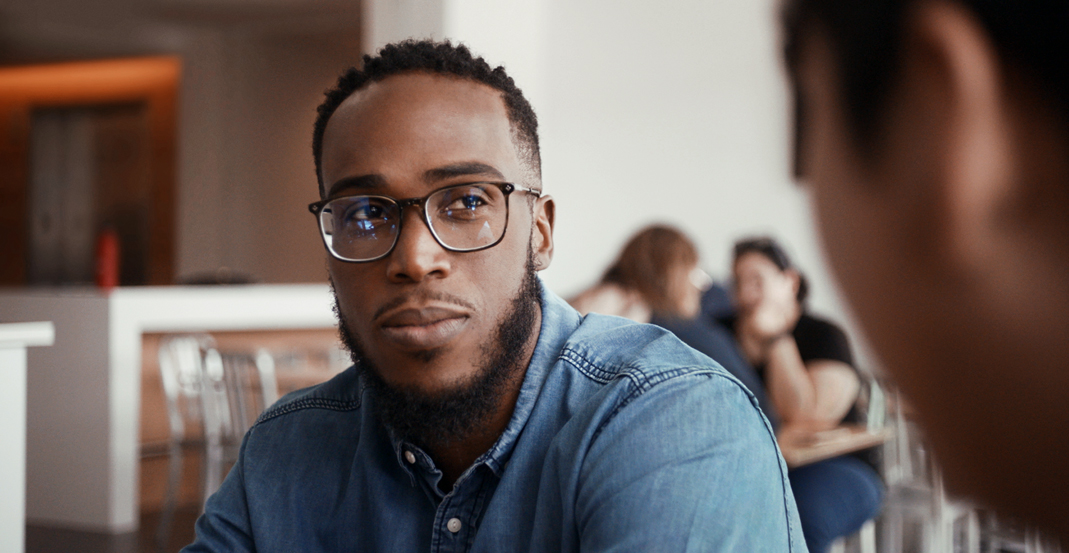 Shaunte, Apple Support Advisor, a une conversation avec son manager dans un bureau d’Apple.