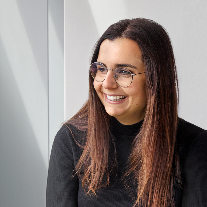 Nærbilde av Federica som sitter og smiler innendørs.