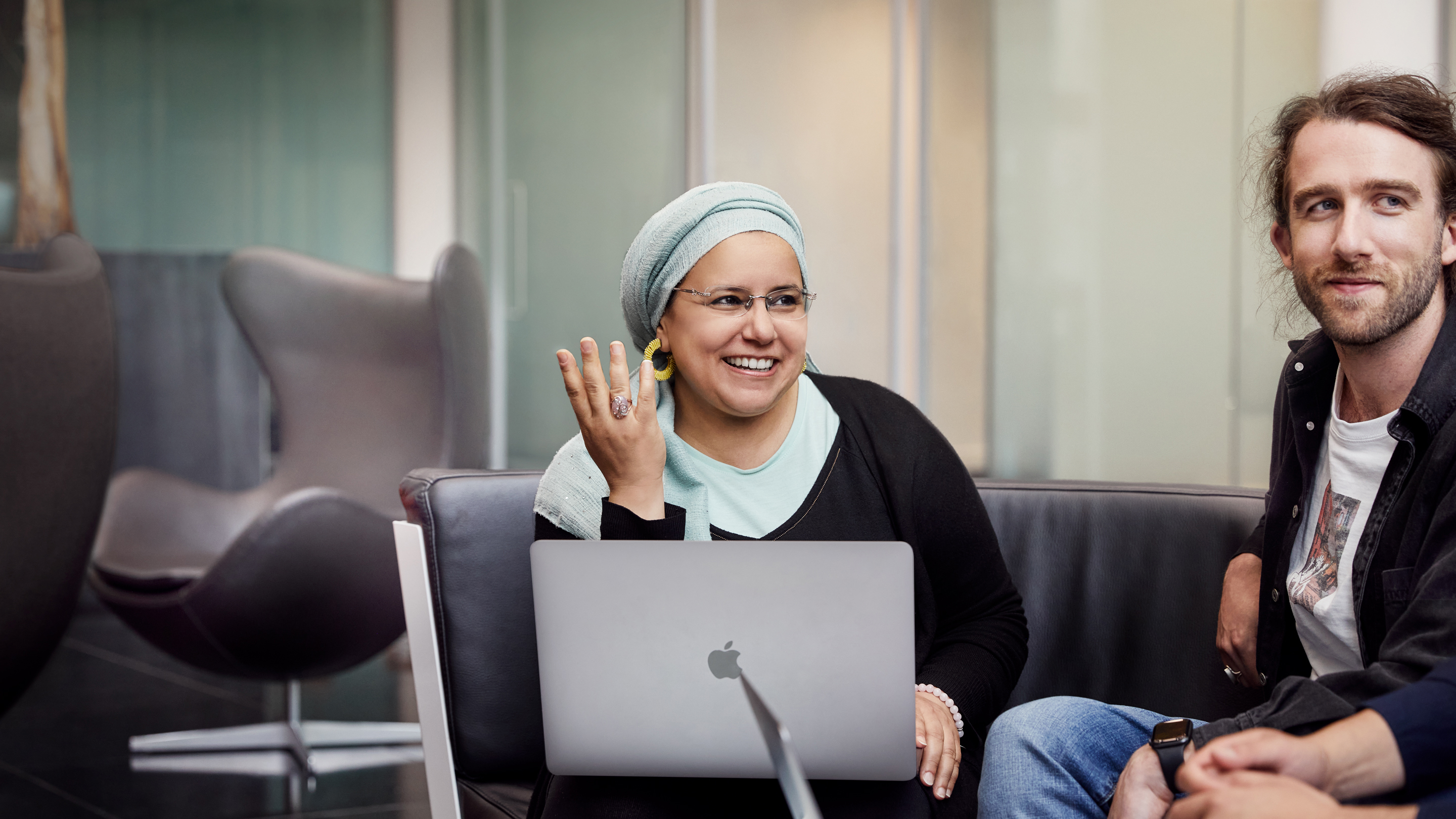 Ansatte ved Apple Cork sitter sammen og samarbeider.