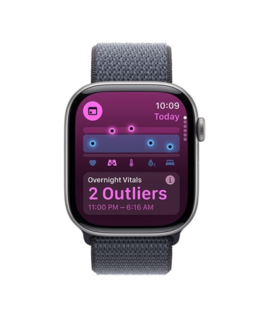 Apple Watch Series 11, vesmírně šedá barva, hliníkové pouzdro, aplikace Životní funkce, tabulka se zdravotním skóre, oznámení o odchylkách v životních funkcích zaznamenaných během noci, na pravém boku korunka Digital Crown, sportovní řemínek, tmavě šedá barva