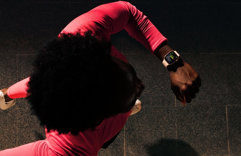 Eine Person checkt beim Laufen ihren Fortschritt in der Trainingsapp auf ihrer Apple Watch Series 11