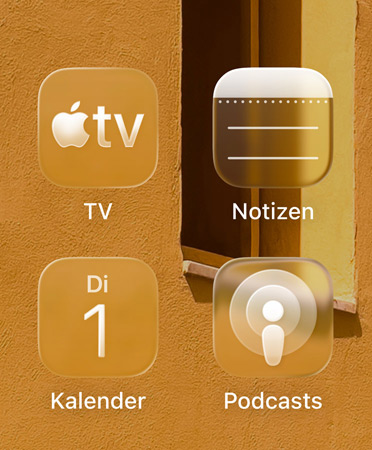 Liquid Glass App Symbole, einschließlich Apple TV, Notizen, Kalender und Podcasts, farblich getönt, um optimal mit dem Hintergrundbild zu harmonieren