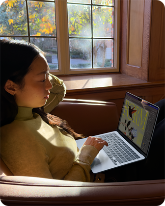 Inimene istumas toolil kasutamas oma MacBook Airi