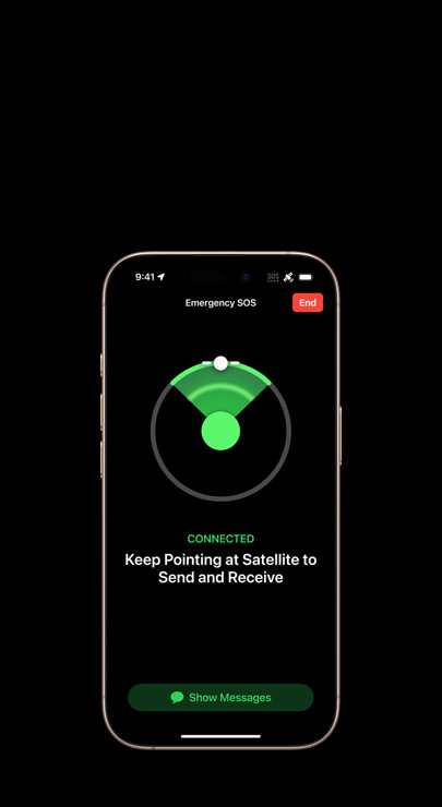 Dimostrazione di uno scambio di messaggi via satellite su un iPhone 16 Pro color titanio sabbia
