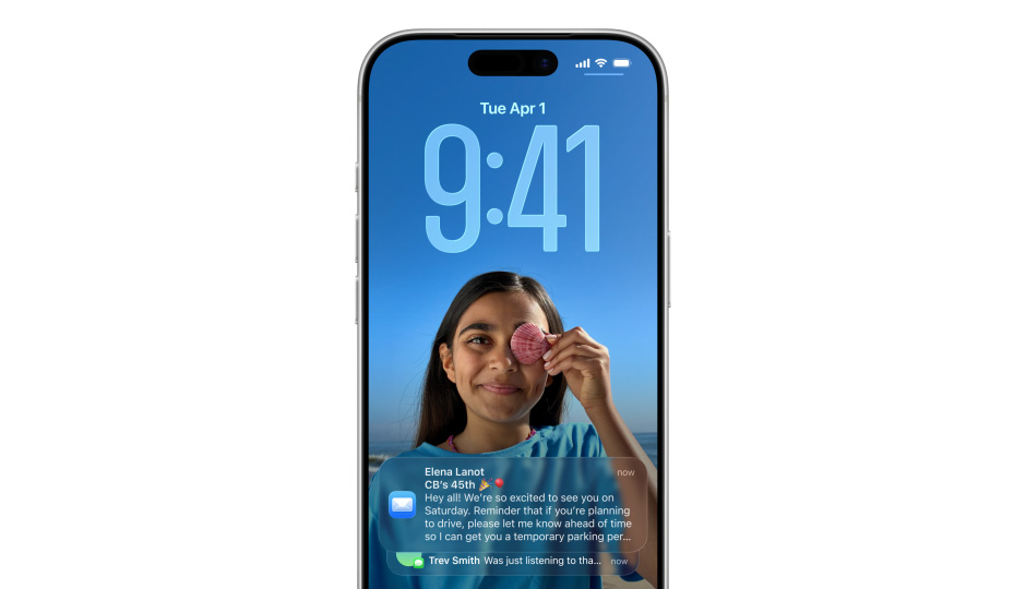 Ecrã bloqueado do iPhone com fotografia, números das horas em Liquid Glass, duas notificações na parte inferior do ecrã