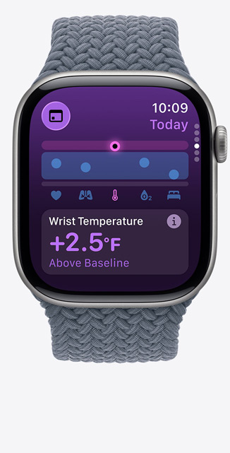 Apple Watch Series 11, titanboett i färgen skiffer, appen Vitalparametrar, diagram över hälsopoäng, notis om handleds­temperatur över referensvärdet, höger sida, Digital Crown, flätad sololoop i ankarblått