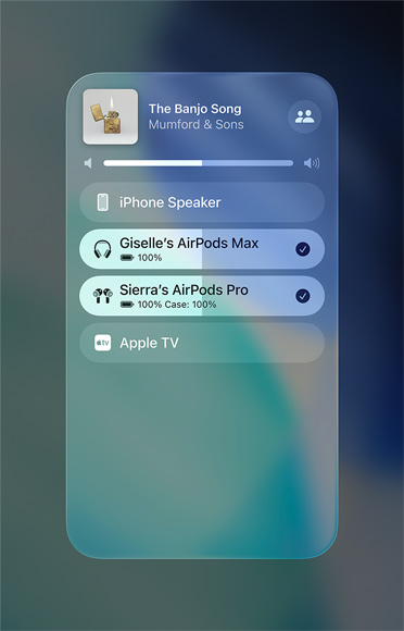Οθόνη AirPlay σε iPhone που δείχνει πόσο εύκολα μοιράζεσαι μια ροή ήχου μεταξύ δύο σετ AirPods