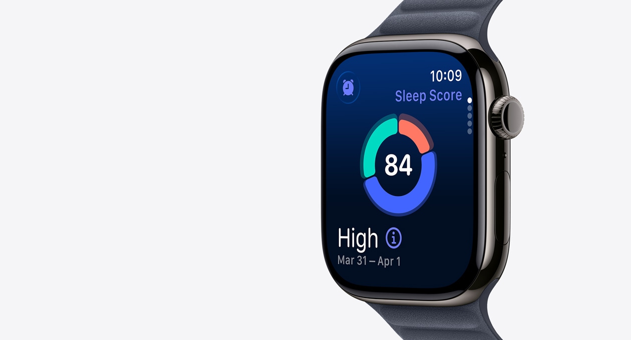 Apple Watch Series 11, palaszürke titántok, a kijelzőn az alvási pontszám kördiagramja, jobb oldali nézet, Digital Crown, szíj, tengerészkék mágneses pánt