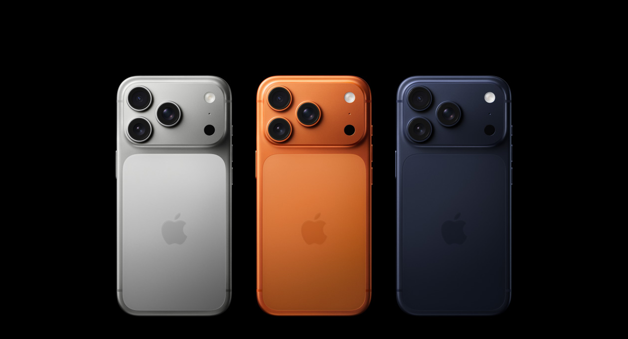 iPhone 17 Pro hátulnézetből, a három kapható színben: ezüst, kozmosznarancs, mélykék. A hátlap bal felső sarkában a Pro kamerarendszer három lencséje, mellettük mikrofon és vaku, középen az Apple logó.