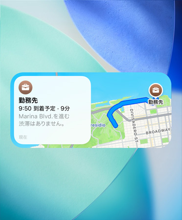 交通情報の詳細、到着時刻、所要時間を含む、新しい優先経路のルート案内を表示するマップのウィジェット