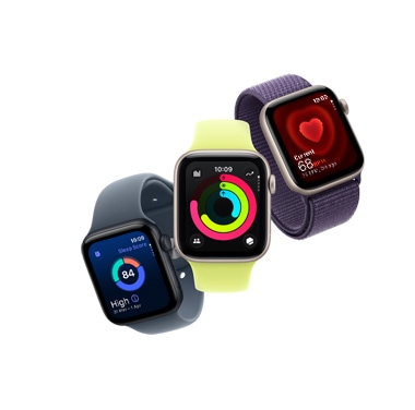 سلسلة من ثلاثة أجهزة Apple Watch SE 3 في صف قطري تصاعدي. جميعها موجهة للأمام، الأول من Midnight Aluminum يعرض نتيجة النوم، والثاني من Starlight Aluminum يعرض الشاشة الرئيسية والوقت، والثالث من Starlight Aluminum يعرض صورة نبض القلب وبيانات المؤشرات الحيوية.