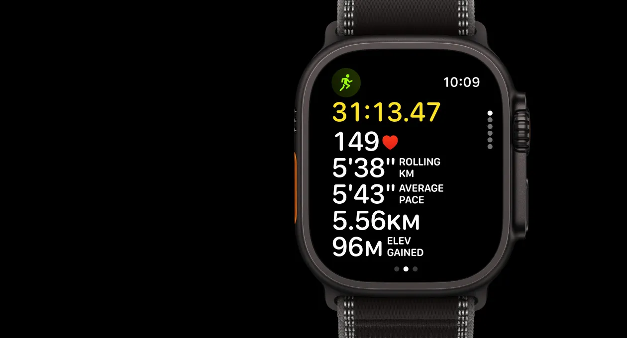 Apple Watch Ultra 3，採用黑色鈦金屬錶殼，配以黑色配木炭色越野手環；螢幕顯示體能訓練 app 中的户外跑步體能訓練，機身左側設有動作按鈕，機身右側設有數碼錶冠和側邊按鈕