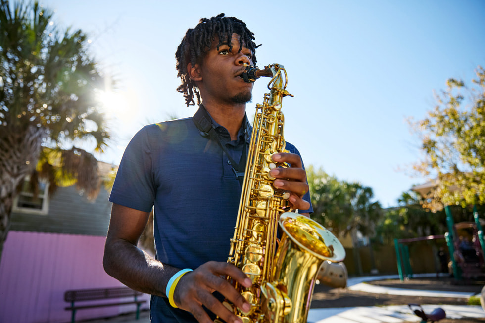 Jacob Jones Jr., alumno del Ellis Marsalis Center for Music, toca el saxofón afuera del centro.