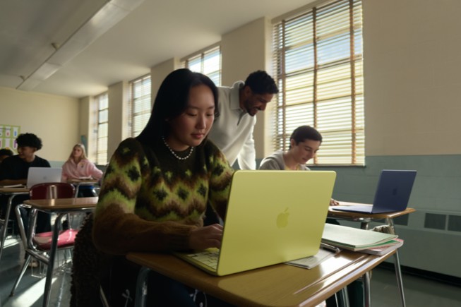 Des étudiants utilisant un MacBook Neo dans une salle de cours.