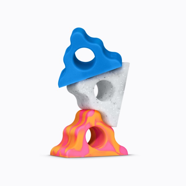 Três acessórios adaptativos Grip & Stand da Hikawa coloridos e esculturais para iPhone.