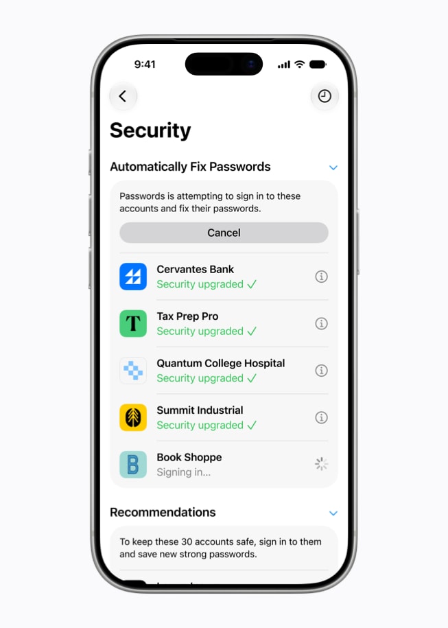 Tela do iPhone 17 Pro exibe o app Senhas durante o processo de correção automática de senhas fracas e comprometidas de várias contas.