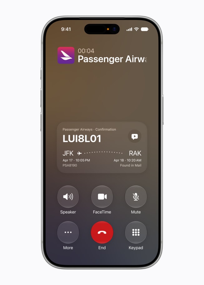 Tela de um iPhone 17 Pro durante uma ligação mostra o recurso Contexto da Ligação exibindo um código de confirmação de voo encontrado no Mail.
