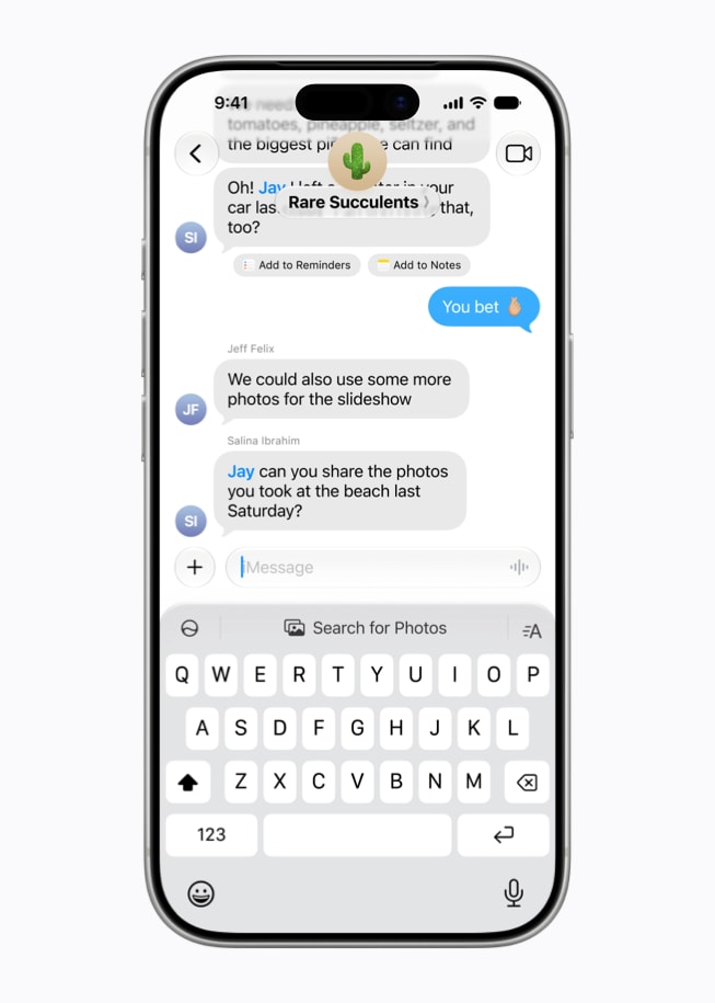 Tela de um iPhone 17 Pro mostra uma sugestão para Buscar fotos no app Mensagens, com um teclado visível.