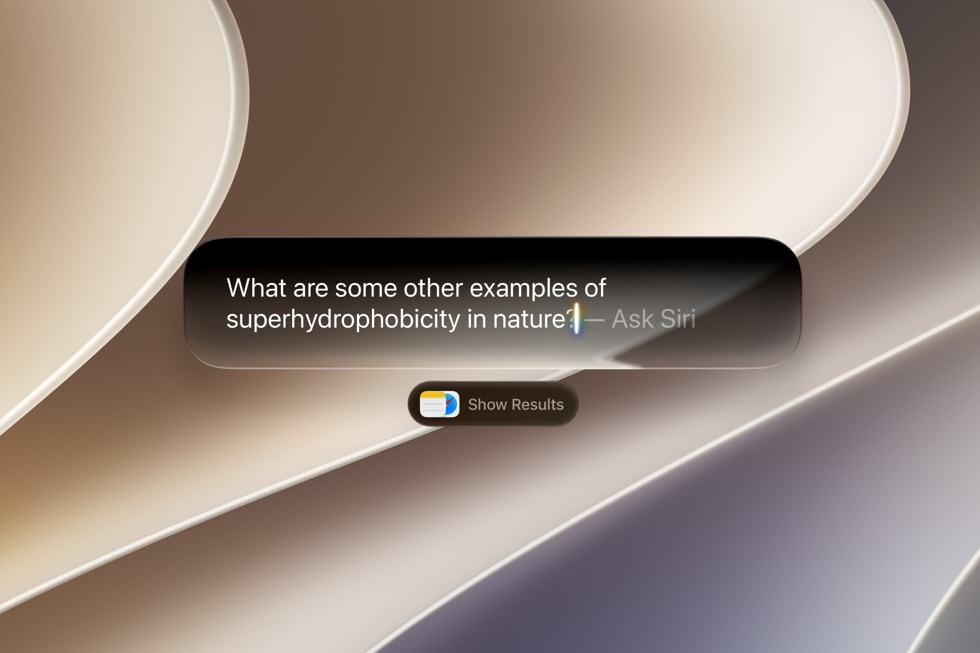 A tela de um MacBook mostra a Siri AI integrada ao Spotlight, respondendo a uma pergunta.