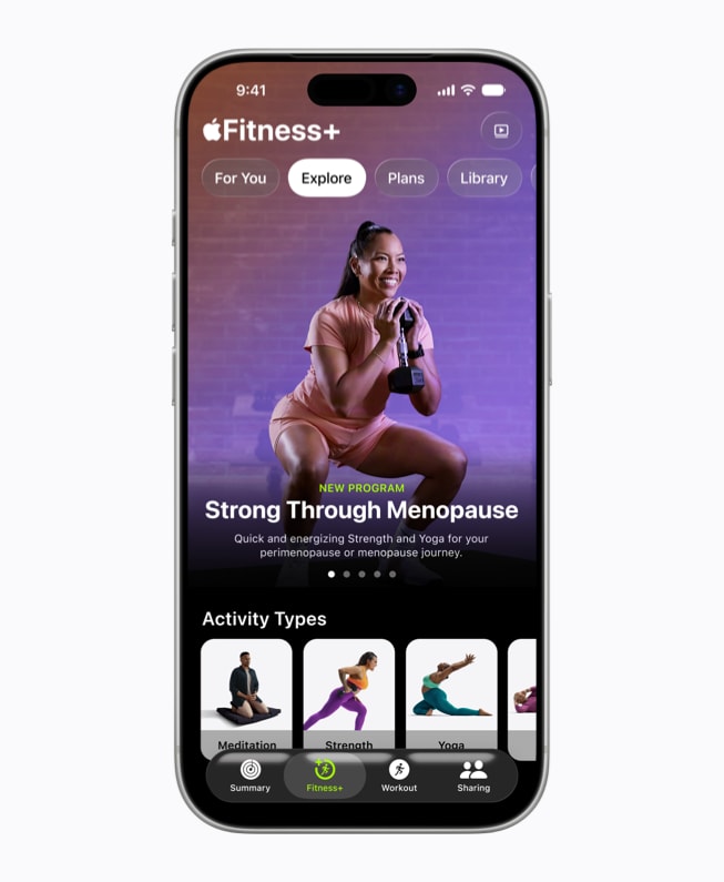 iPhone 17 Pro mostrando uma tela do Apple Fitness+ com o programa Strong Through Menopause.