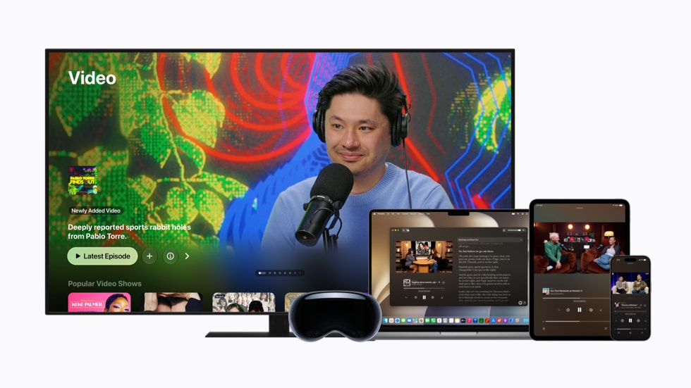 Uma TV, um Apple Vision Pro, um MacBook, um iPad e um iPhone são mostrados com telas que exibem vídeos de vários podcasts.