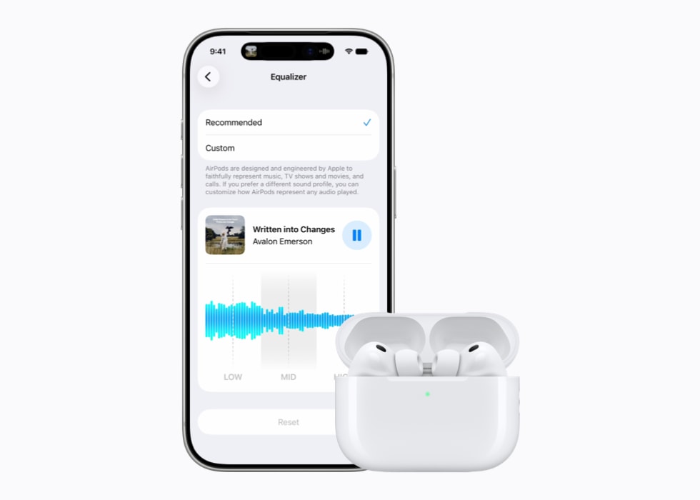 صورة لجهاز iPhone 17 Pro بجانب سماعات AirPods ويعرض شاشة تخصيص الصوت.