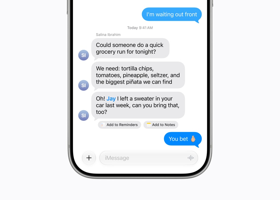 يعرض iPhone 17 Pro محادثة في تطبيق الرسائل مع اقتراحات بنقرة واحدة لإنشاء ملاحظة أو تذكير بشأن اصطحاب سترة.