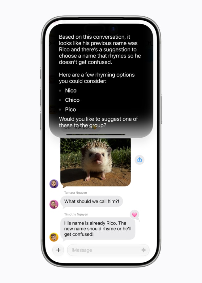 يعرض iPhone 17 Pro شاشة Siri AI تعرض رداً مقترحاً خلال محادثة في تطبيق الرسائل.