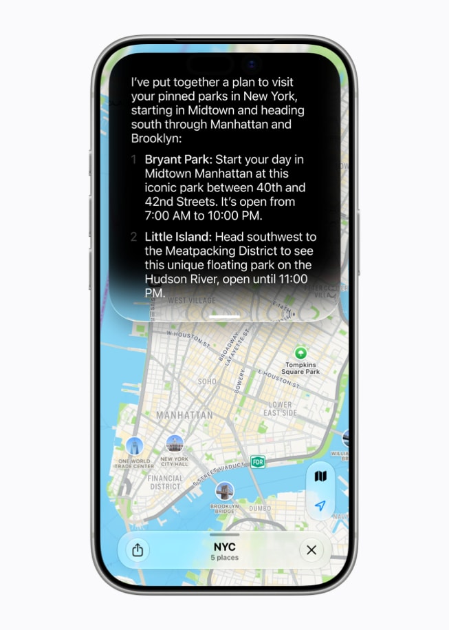 يعرض iPhone 17 Pro شاشة Siri AI، والتي تعرض مساراً مقترحاً لقضاء يوم في مدينة نيويورك.