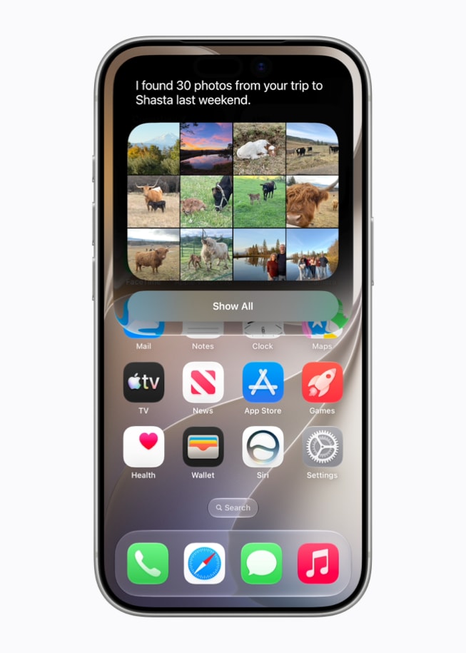 يعرض iPhone 17 Pro شاشة Siri AI، والتي تعرض نتائج بحث عن الصور الملتقطة في عطلة نهاية الأسبوع الماضية، مع إبراز الموضوعات والأشخاص المحددين في نتائج البحث.