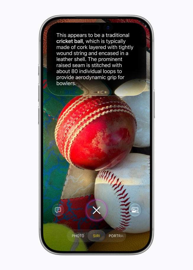 iPhone 17 Pro يعرض شاشة Siri AI تتضمن وصفاً لكرة كريكيت فوق صورة لها.