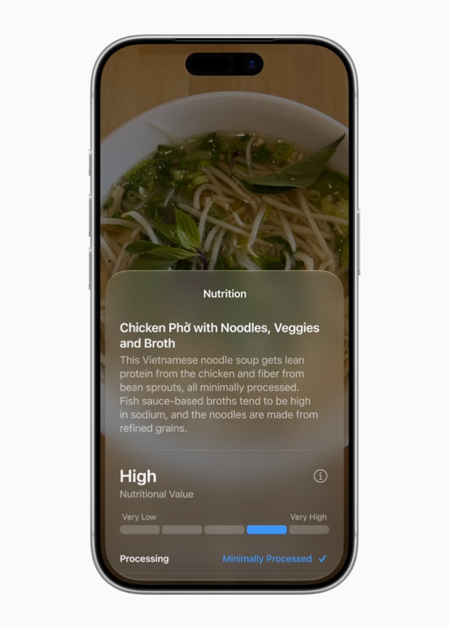 يعرض iPhone 17 Pro شاشة Siri AI تضم نمط Siri في تطبيق الكاميرا، مع عرض وصف للصورة ومعلومات غذائية فوق صورة الطبق.