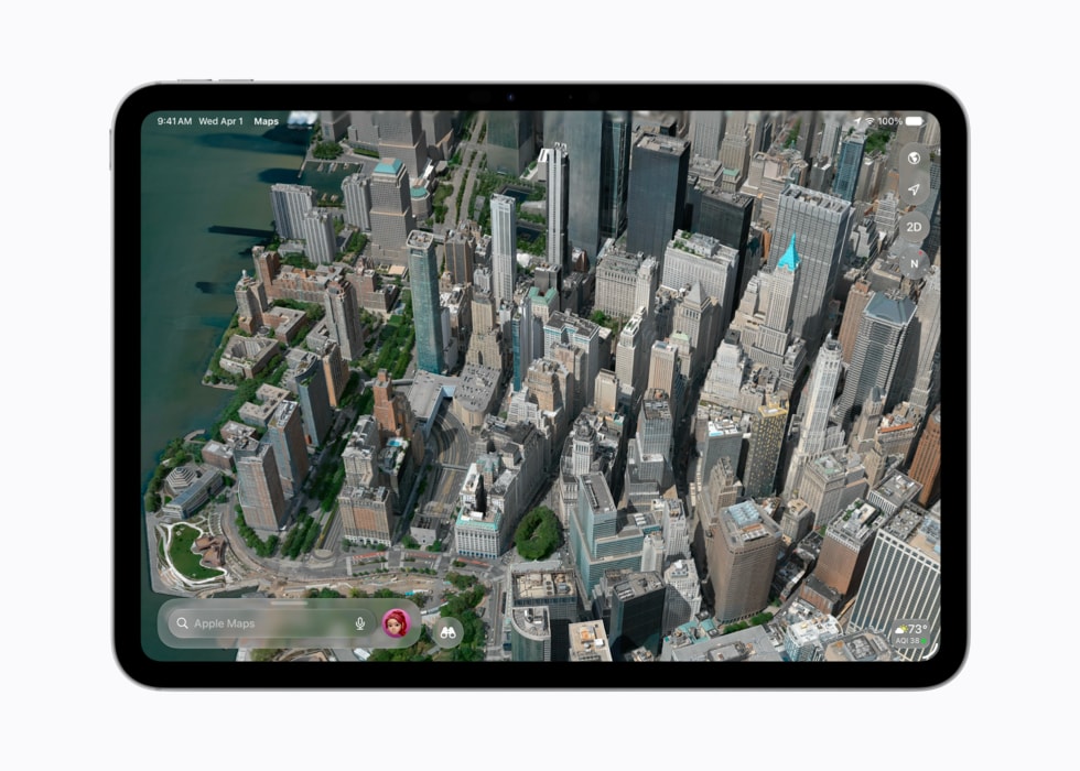يعرض iPad لقطة جوية لمبانٍ في تطبيق خرائط Apple.
