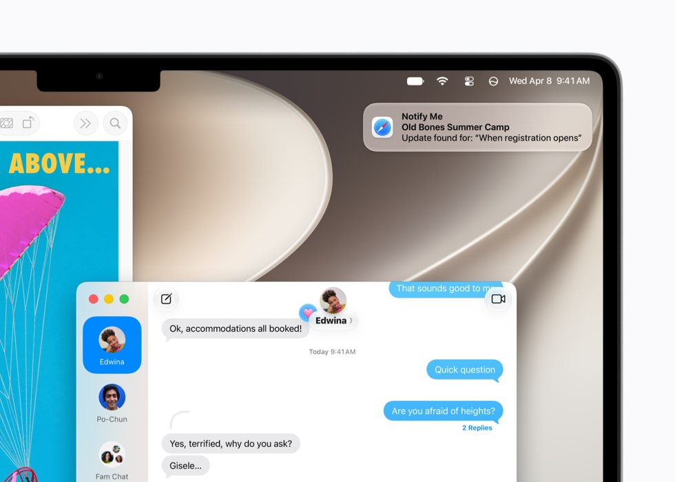 شاشة MacBook Pro تعرض نافذة لمحادثة نصية، إلى جانب رسالة من ميزة "إعلامي" تُبلغ المستخدم بوجود تحديث بشأن موعد فتح التسجيل في أحد المخيمات الصيفية.