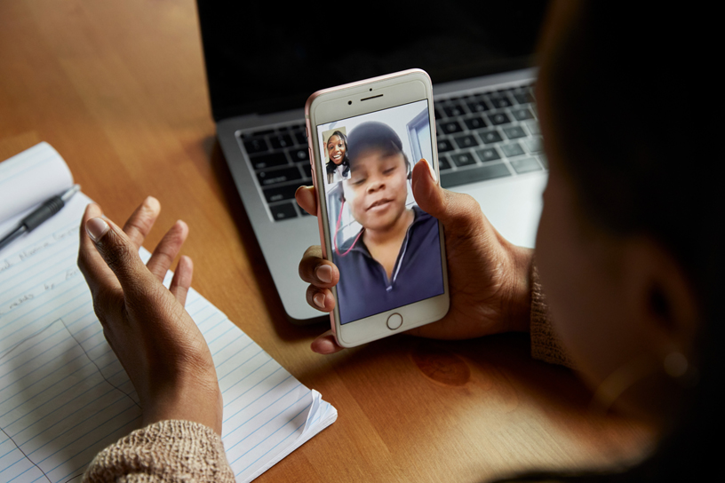 Erika Hairston utilise FaceTime avec sa sœur Kimmy.