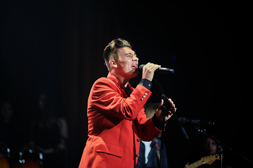 Grant Durazzo chante sur scène.