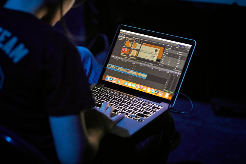 Les élèves montent leurs vidéoclips dans Final Cut Pro X.