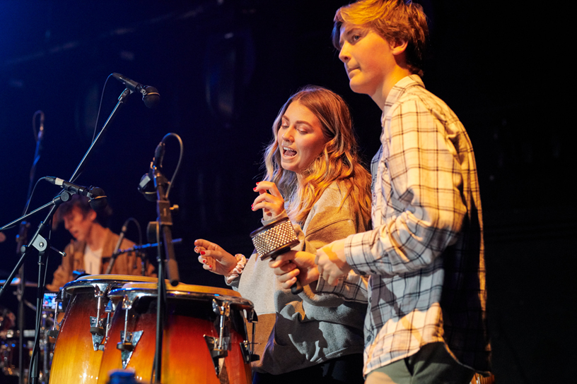 Deux élèves jouant des percussions.