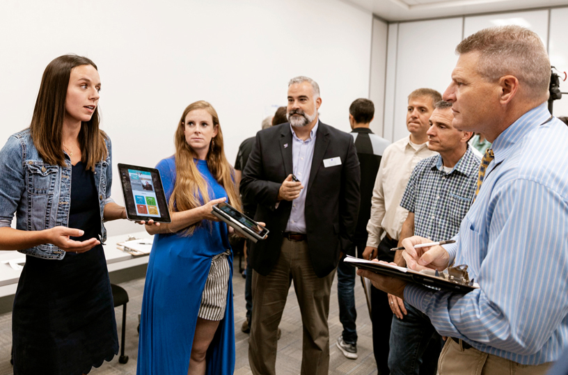 Des éducateurs et le chef du Service de police, Bill Bones, à l’exposition d’apps de la Teacher Coding Academy de Nashville.