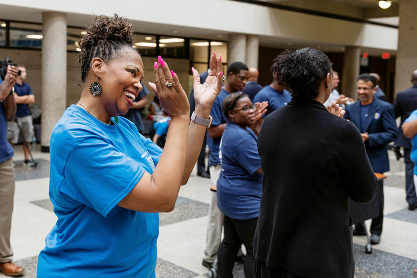 Des spectateurs applaudissent lors de l’exposition d’apps de la Teacher Coding Academy de Nashville.