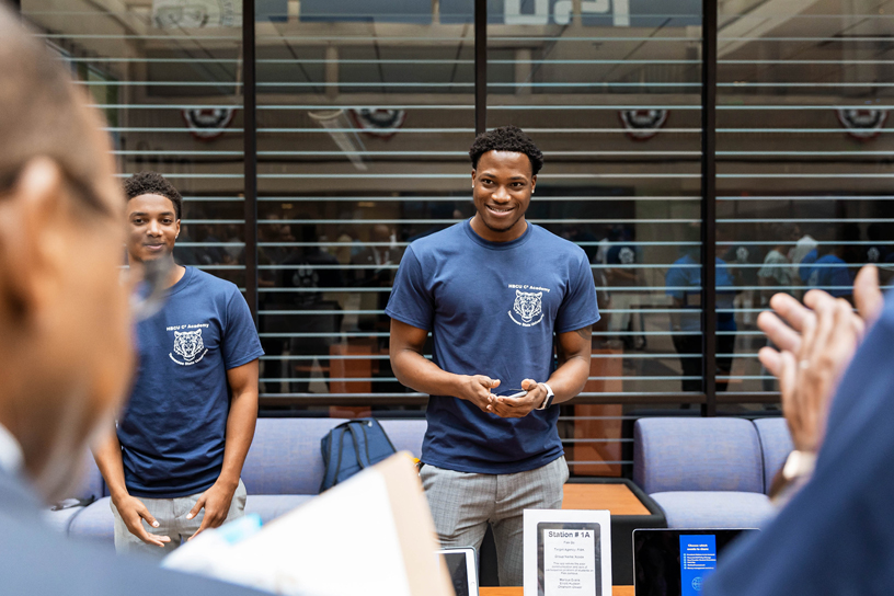Des étudiants présentent leur app lors de l’exposition d’apps de la Teacher Coding Academy de Nashville.
