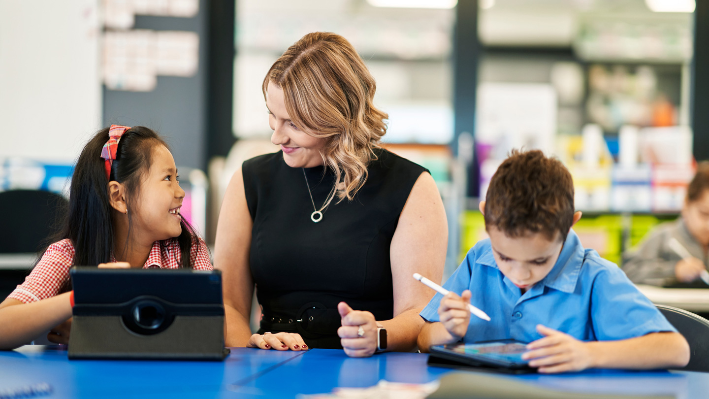 Kimberly Le et Kieran Rice utilisent iPad et l’Apple Pencil avec leur enseignante, Emily Swallow. 