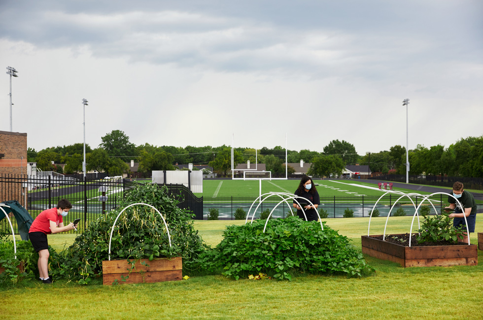 Annabeth Hook, Jodie Deinhammer et Stayton Slaughter au travail dans le jardin communautaire de la Coppell Middle School East.