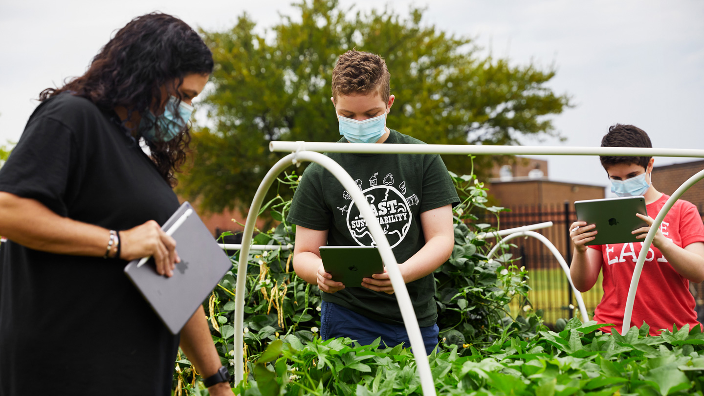 Jodie Deinhammer, Stayton Slaughter et Annabeth Hook au travail dans le jardin communautaire de la Coppell Middle School East.
