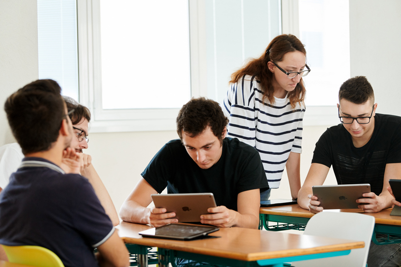 Belinda Tagariello et ses étudiants à l’institut De Amicis de Milan.