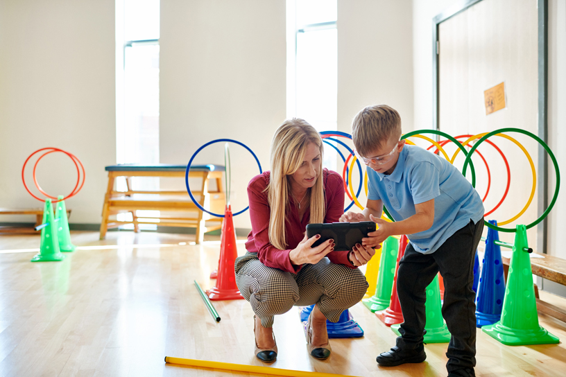 Claire Jones, directrice adjointe, accompagnée d’élèves, à l’école primaire Layton de Blackpool, en Angleterre.
