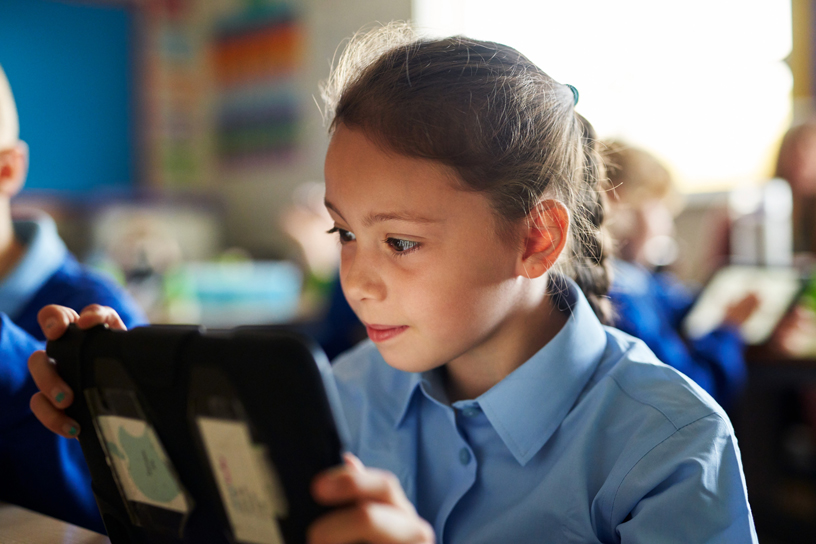 Des élèves utilisent iPad à l’école primaire Layton de Blackpool, en Angleterre.