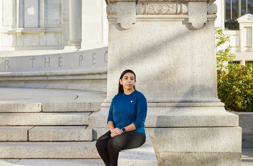 Jasmin Leon photographiée à l’extérieur de l’Apple Carnegie Library, à Washington.