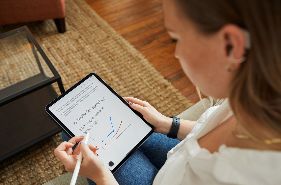 SaraBeth Sullivan utilise l’Apple Pencil sur son iPad Pro. 